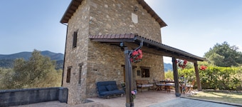 Casa Montenegro: Rural Retreat with Mountain Views, Garden, and BBQ