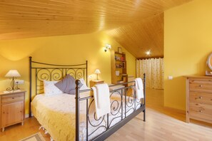 3 bedrooms, iron/ironing board, WiFi, bed sheets - Casa Montenegro: Rural Retreat with Mountain Views, Garden, and BBQ (Las Colladas)