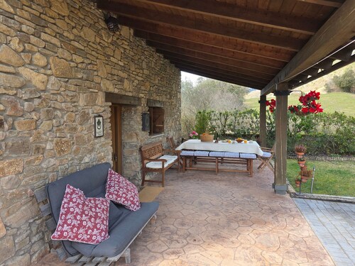 Casa Montenegro: Rural Retreat with Mountain Views, Garden, and BBQ