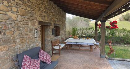 Casa Montenegro: Rural Retreat with Mountain Views, Garden, and BBQ