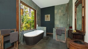 Shower, hair dryer, towels, soap - A serene luxury villa in Berawa, Canggu! (Canggu)