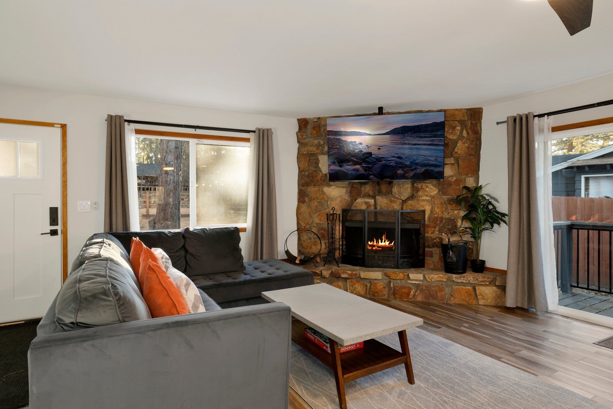 Smart TV y chimenea 