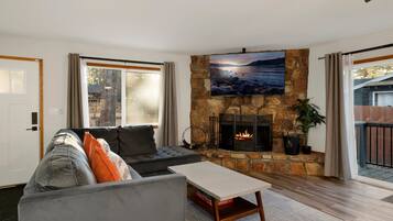 Smart TV y chimenea