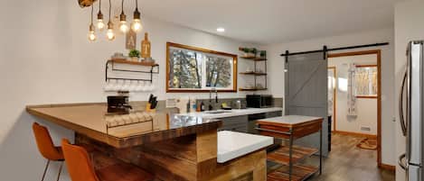 Jääkaappi, mikroaaltouuni, uuni, liesi