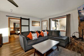 Smart TV y chimenea 
