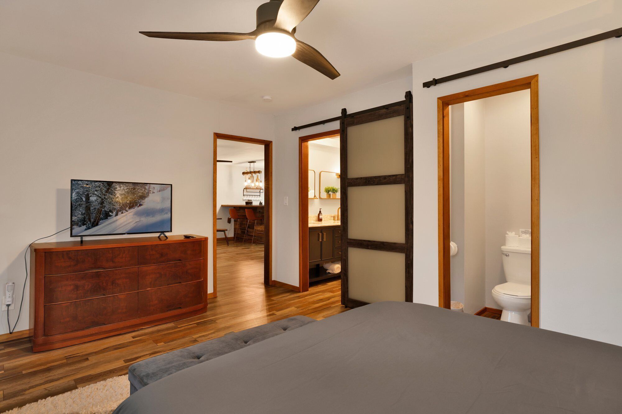 Escritorio, wifi gratis y ropa de cama 