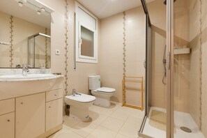 Douche, sèche-cheveux, serviettes fournies