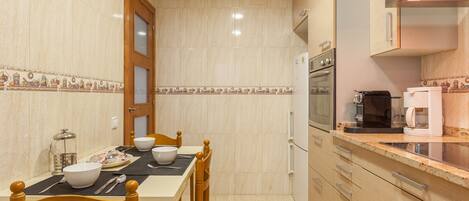 Réfrigérateur, four à micro-ondes, un four, surface de cuisson