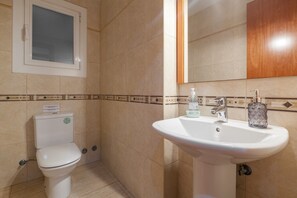 Regadera, secadora de cabello, toallas 