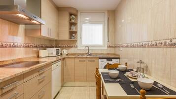 Køleskab, mikrobølgeovn, ovn, kogeplade