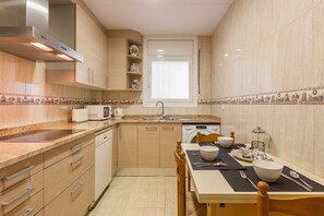 Køleskab, mikrobølgeovn, ovn, kogeplade