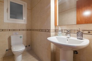 Douche, sèche-cheveux, serviettes fournies