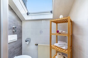 Douche, sèche-cheveux, serviettes fournies