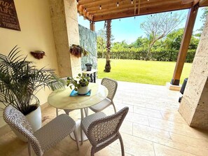 Outdoor dining - Quaint 1-bedroom apartment in Altos de Chavon, Casa de Campo, La Romana (La Romana)