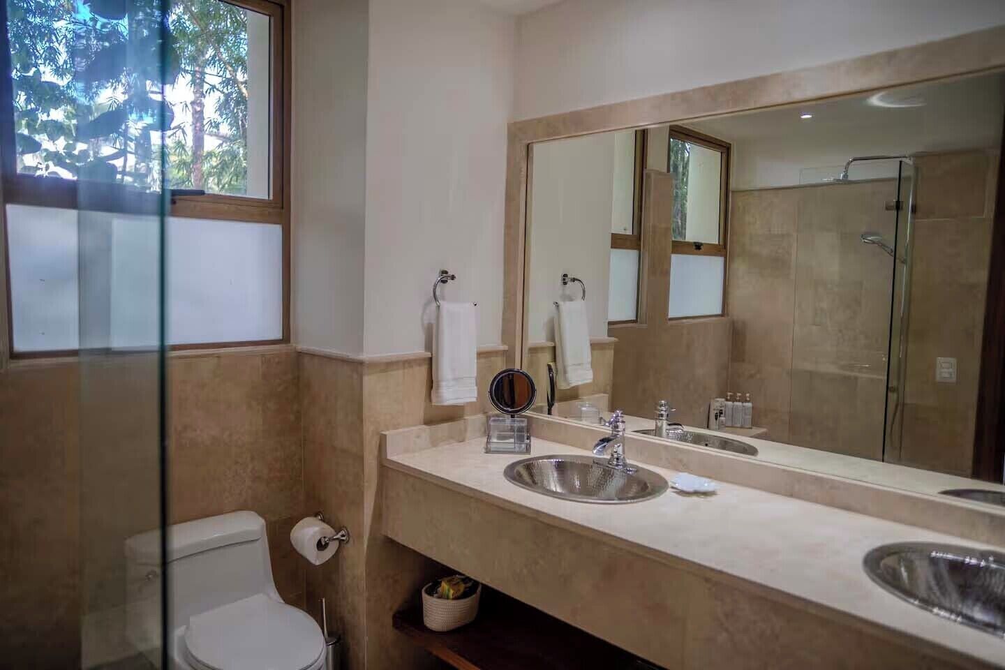 Douche, sèche-cheveux, serviettes fournies, savon
