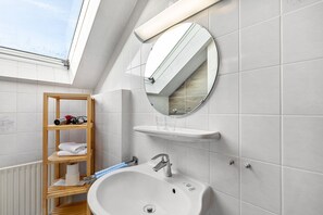 Ducha, secador de pelo y toallas