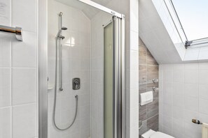 Shower, hair dryer, towels - Apartment 'Zimmer 30' with Wi-Fi (Bad Soden-Salmünster)