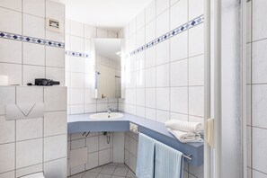 Douche, sèche-cheveux, serviettes fournies