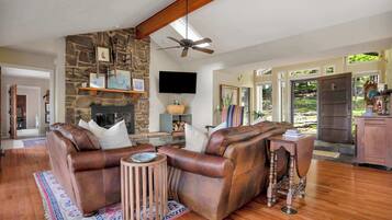 TV, fireplace, offices