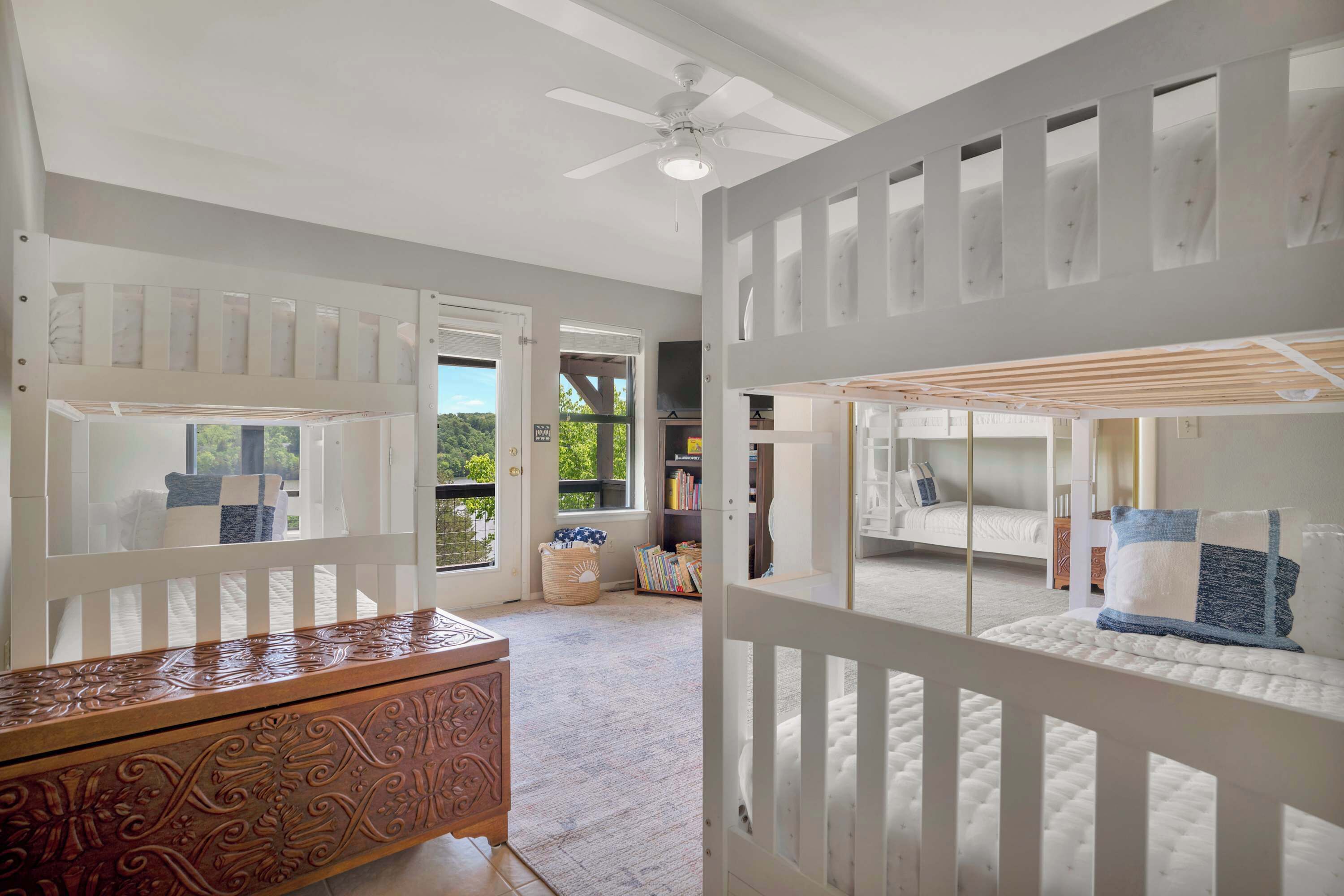 Tabla de planchar con plancha, wifi, ropa de cama