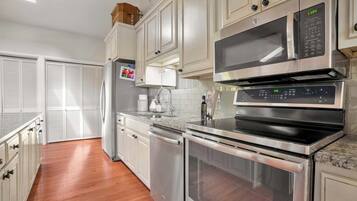 Frigorífico, microondas, horno y placa de cocina