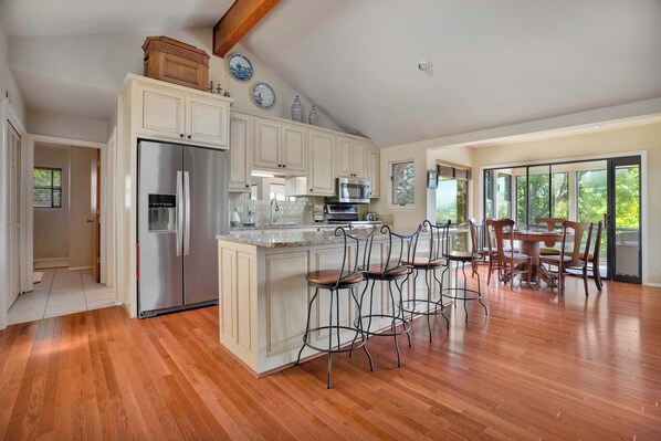 Fridge, microwave, oven, stovetop - Hickory Haven-Direct Lake Access-Furnished Patio (Lowell)