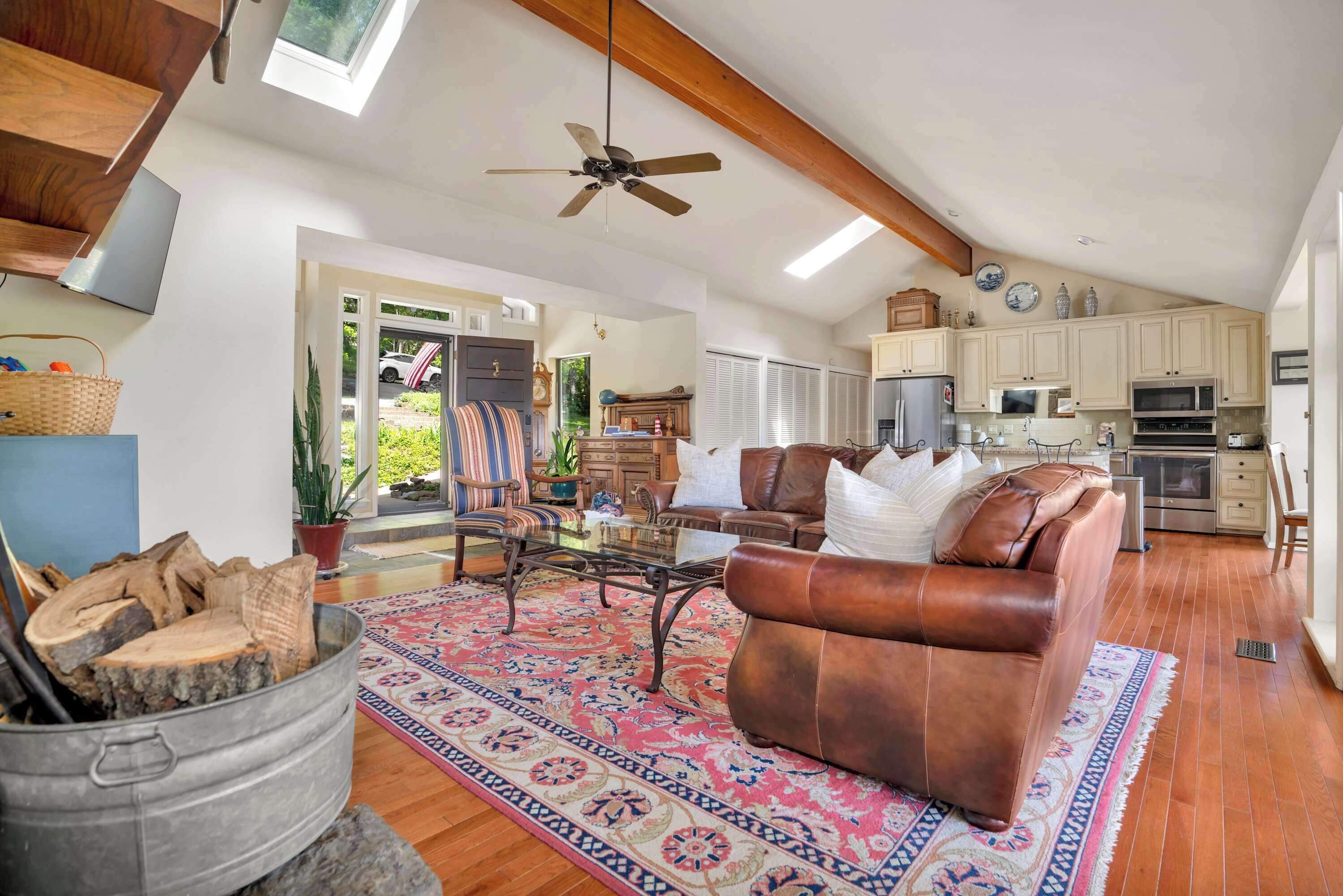 Televisión, chimenea y oficina 