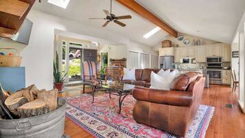 Televisión, chimenea y oficina