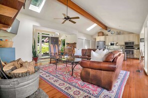 Een televisie, een open haard en een kantoor