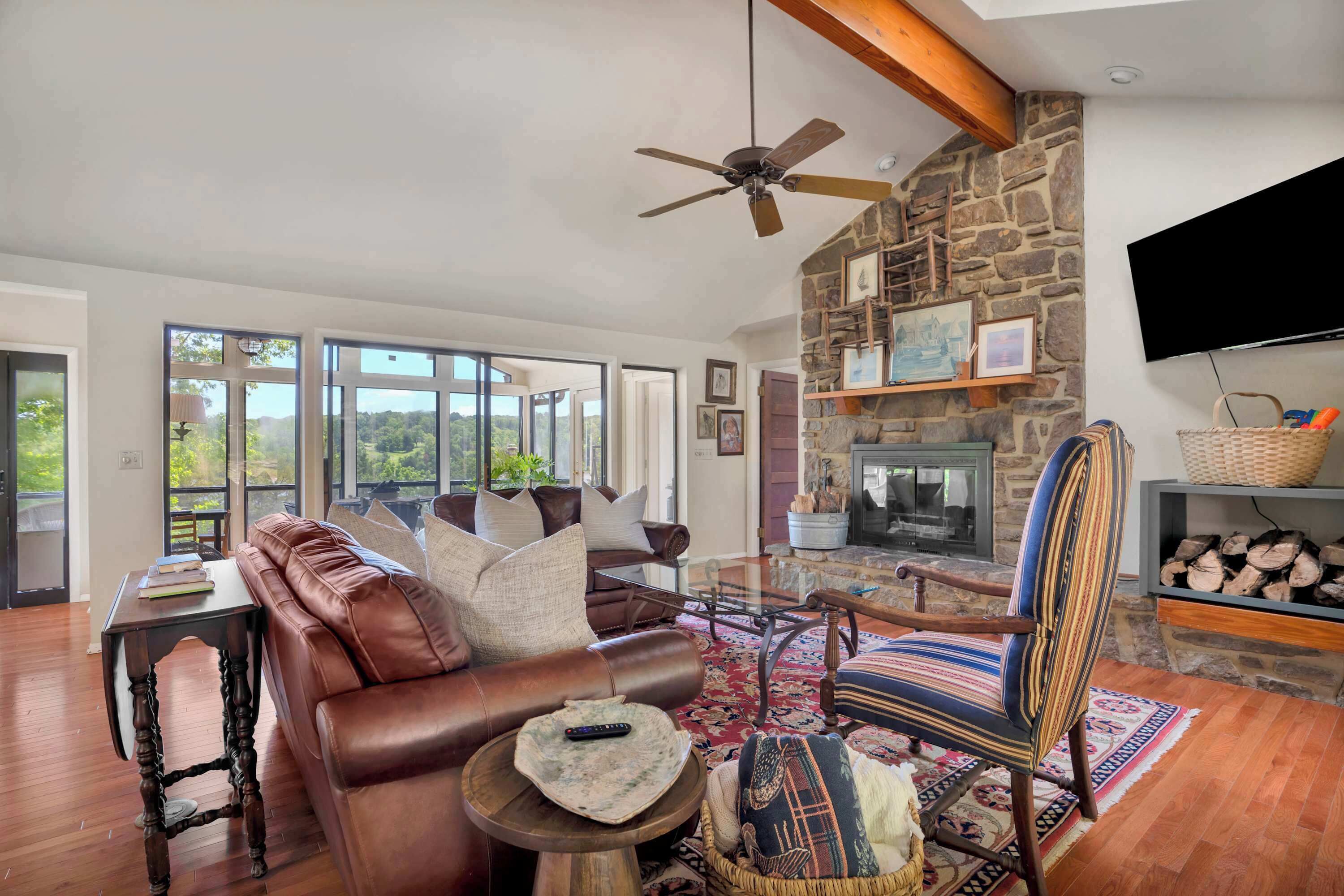 Televisión, chimenea y oficina 