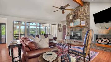 Televisión, chimenea y oficina