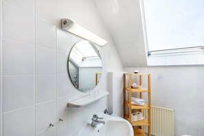 Douche, sèche-cheveux, serviettes fournies