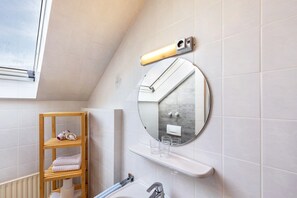 Douche, sèche-cheveux, serviettes fournies