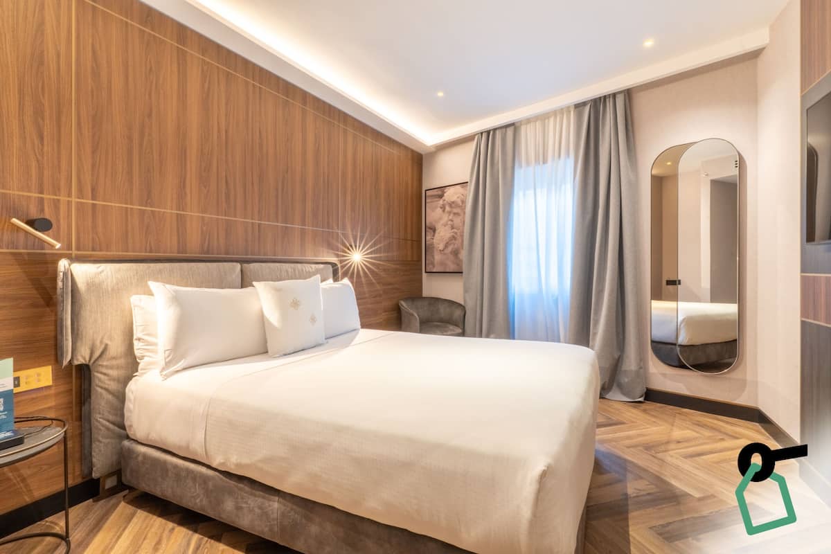 豪華雙人房 | 迷你吧、房內夾萬、書桌、免費嬰兒床