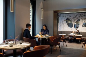 Tägliches Frühstücksbuffet (25 EUR pro Person)