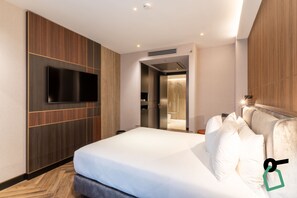 ميني بار وخزنة داخل الغرفة ومكتب وأسرّة أطفال/رضّع (مجانًا)