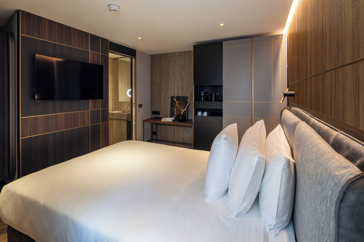 Deluxe Double Room | Minibar, in-room safe, desk, free cribs/infant beds