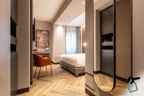 Minibar, caja de seguridad en la habitación y escritorio 