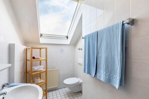 Douche, sèche-cheveux, serviettes fournies