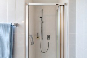 Shower, hair dryer, towels - Apartment 'Zimmer 27' with Wi-Fi (Bad Soden-Salmünster)