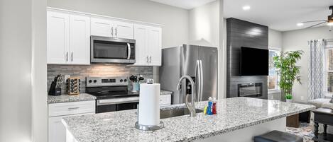 Jääkaappi, mikroaaltouuni, uuni, liesi