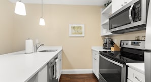 Fridge, microwave, oven, stovetop - York Beach 1BR- Sleeps 6, Balcony, Fireplace,Indoor Pool & Ocean Peek (York)