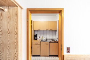 Private kitchen - Apartment 'Zimmer 12' with Wi-Fi (Bad Soden-Salmünster)