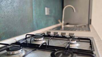 Frigorifero, forno, piano cottura, macchina per tè/caffè