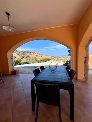 Outdoor dining - Apartment 'Villa Sunrise' with Sea View, Private Terrace and Air Conditioning (Budoni)