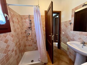 Shower, hair dryer, towels - Apartment 'Villa Sunrise' with Sea View, Private Terrace and Air Conditioning (Budoni)