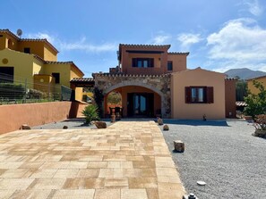 Exterior - Apartment 'Villa Sunrise' with Sea View, Private Terrace and Air Conditioning (Budoni)