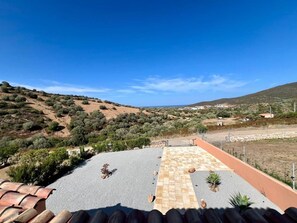 Property grounds - Apartment 'Villa Sunrise' with Sea View, Private Terrace and Air Conditioning (Budoni)