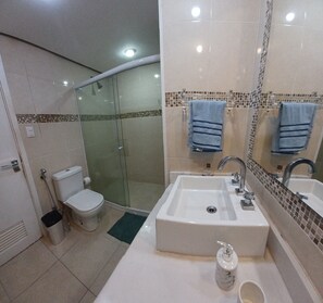 Shower, hair dryer, towels, soap - Balcony facing the sea (Rio de Janeiro)