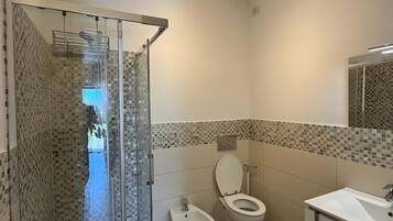 Douche, sèche-cheveux, serviettes fournies